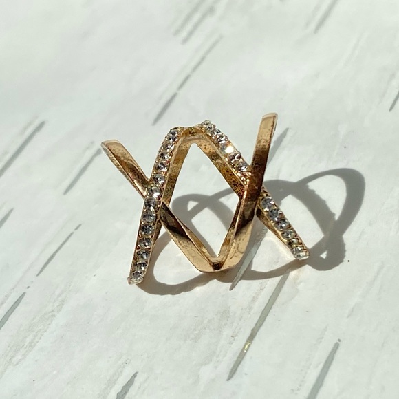 Bedazzled gold cross cross ring - Picture 2 of 3